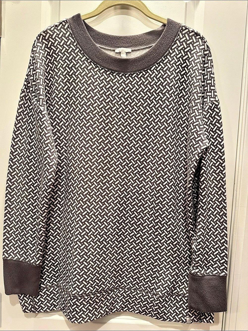 Talbots Geometric Long Sleeve Top in Gray & White. Large. So soft.
